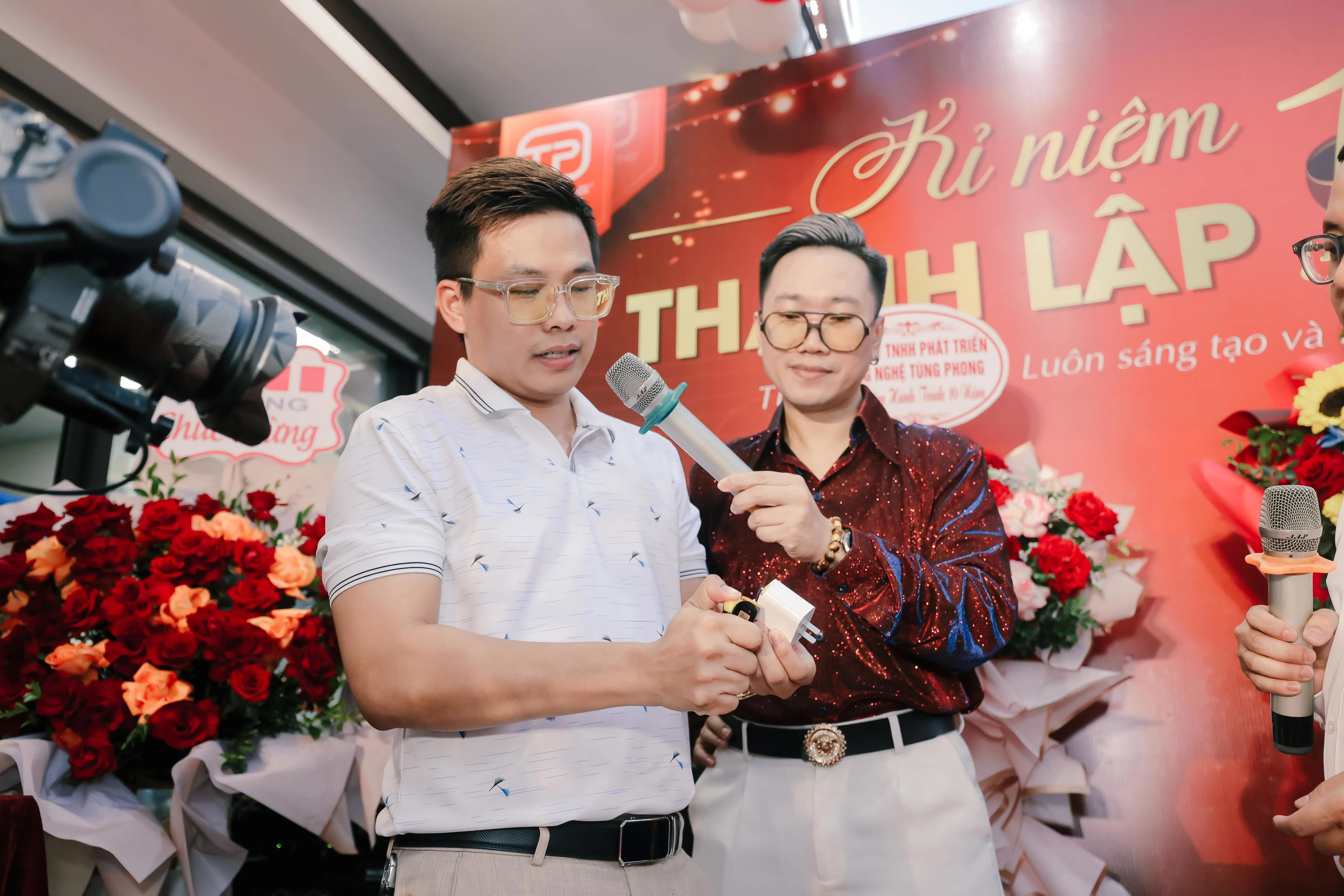 Tùng Phong là một đơn vị kinh doanh phụ kiện điện thoại thành công, nổi bật mảng nhập sỉ phụ kiện