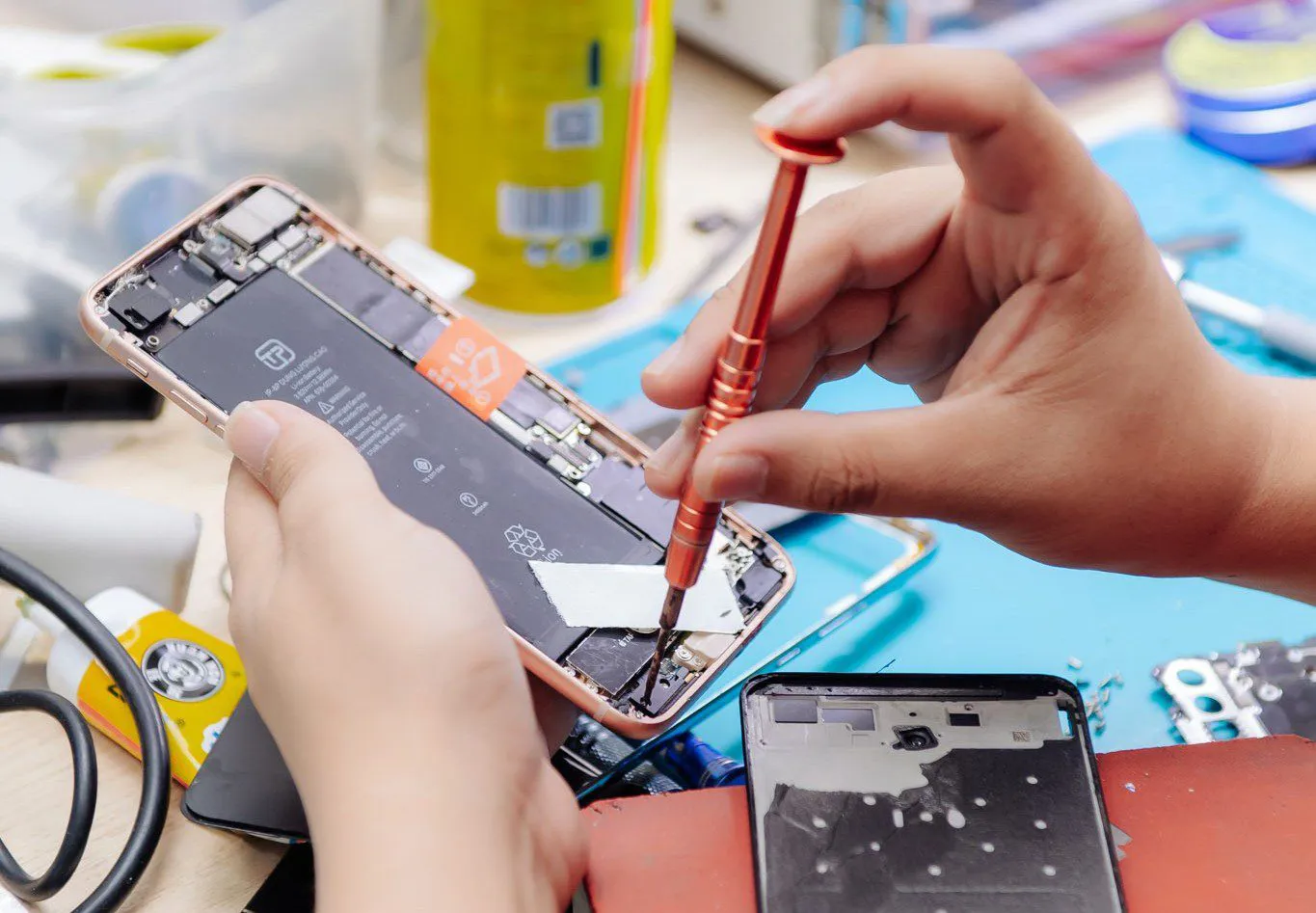 Thay pin iPhone tại Tùng Phong